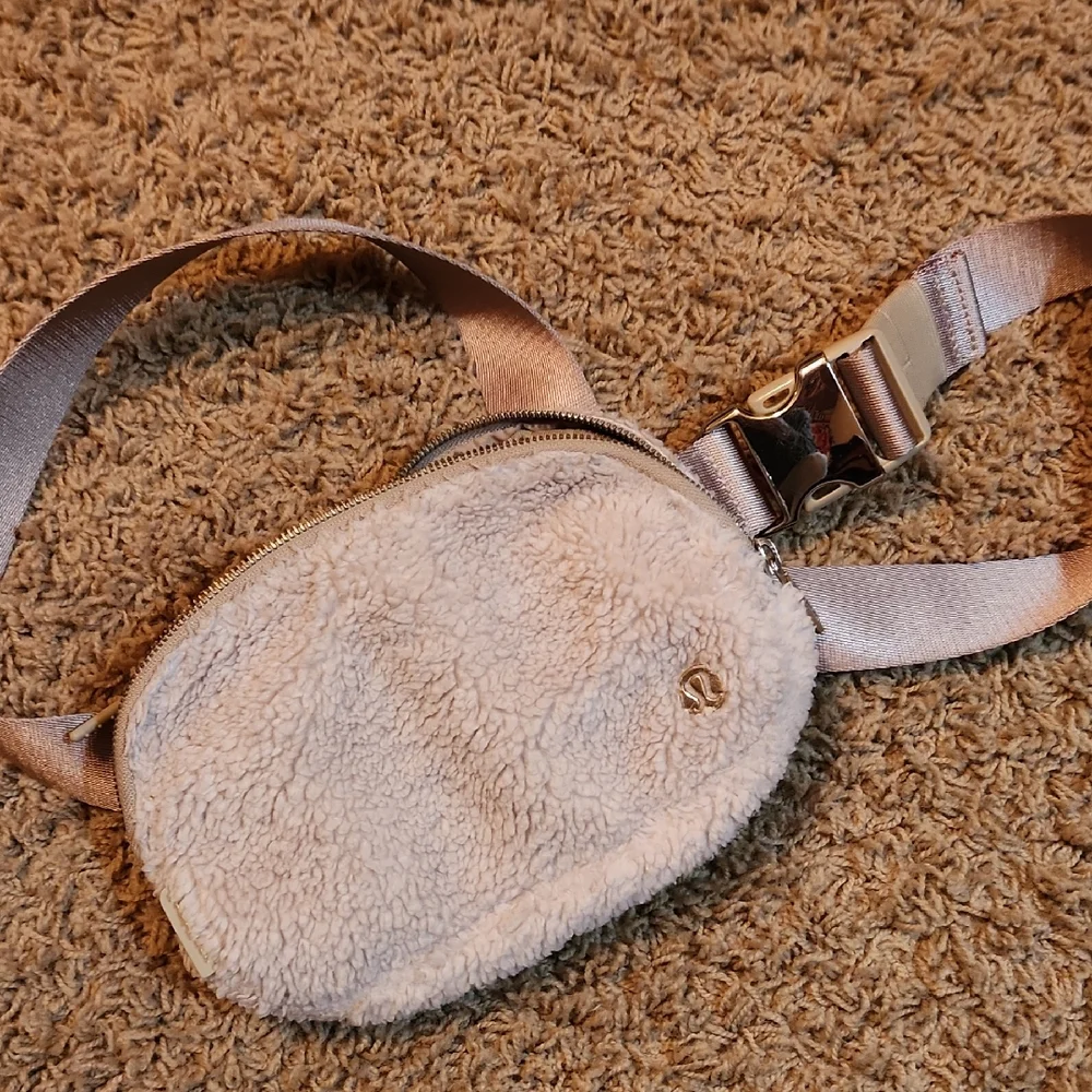 Lululemon Athletica Tan Sherpa Belt Bag - Picture 1 of 11